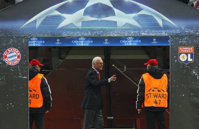 Sat 1 Experte Franz BECKENBAUER (GER, Mitte) im Anzug lacht und geht unter dem FCB Logo und Champions League Schriftzug, FC Bayern Muenchen - Olympique Lyon (1 - 0 )