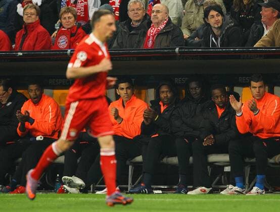Mannschaft LYON beobachtet Frank Ribery (Bayern 7) von der Ersatzbank aus, 2.v.rechts ist Sidney GOVOU, Lyon Nr.14 FC Bayern Muenchen - Olympique Lyon (1 - 0 )