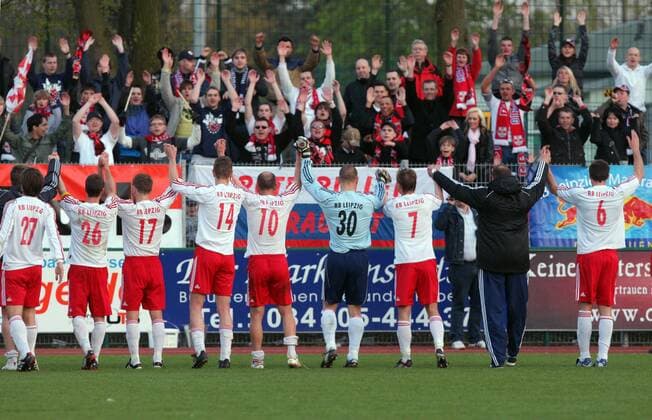 Markranstädt, Stadion am Bad, 23.04.2010, Fußball, NOFV Oberliga. RasenBallsport Leipzig, , Leipziger Jubel mit den Fans o0 Freude Totale Zuschauer o00 Rasenball