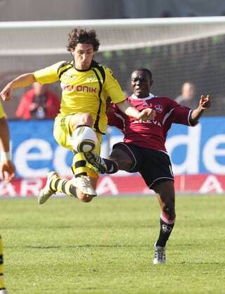 Mats HUMMELS 15 BVB im Zweikampf um den Ball gegen Isaac BOAKYE (Nuernberg 19) Fussball 1. Bundesliga , Nuernberg , am 24.04.2010 1. FC NÜRNBERG (rot) - BVB BORUSSIA DORTMUND (gelb) (2 -3 ) 32.Spieltag
