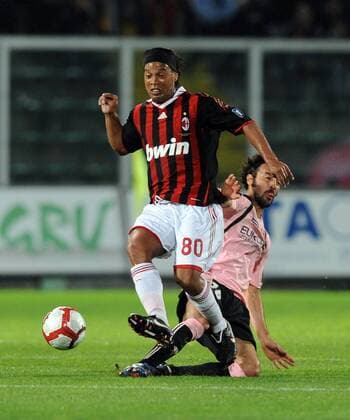 Ronaldinho (vorn) gegen Mattia Cassani - Palermo, 24.04.2010, US Palermo (rosa) - AC Mailand (rot) - NicoloXZangirolami