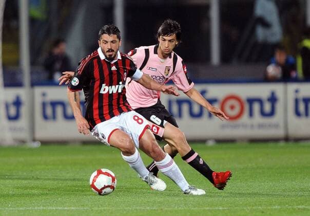 Gennaro Gattuso (li.) gegen Javier Pastore - Palermo, 24.04.2010, US Palermo (rosa) - AC Mailand (rot) - NicoloXZangirolami