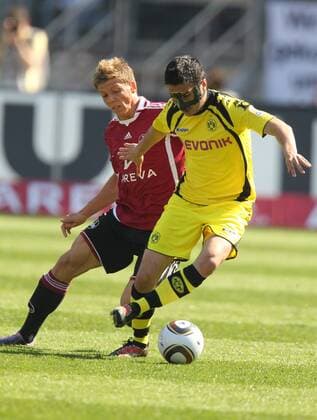 Nuri SAHIN 8 BVB im Zweikampf um den Ball gegen Mike FRANTZ (Nuernberg 17) Fussball 1. Bundesliga , Nuernberg , am 24.04.2010 1. FC NUERNBERG rot - BVB BORUSSIA DORTMUND gelb (2 -3 ) 32.Spieltag, Liga1, Spieltag32, Liga01, 1.Liga Saison0910 , Saison 2009 2010