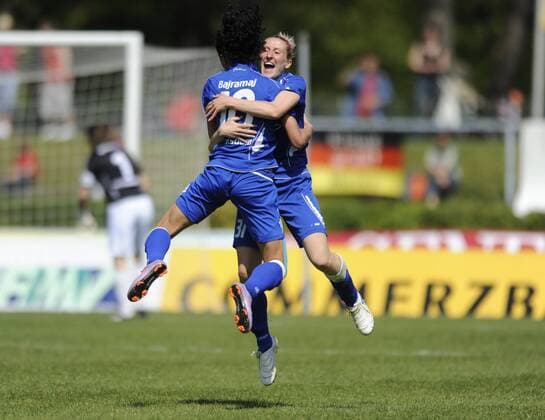 Fatmire Bajramaj (li.) und Anja Mittag (re., Potsdam), Torjubel, 1.FFC Frankfurt - 1. FFC Turbine Potsdam (blau) , Frauenfußball, Bundesliga, Saison 2009 2010, Frankfurt, 25.04.2010; o0 Jubel Freude