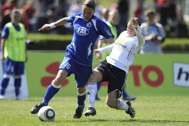 Viola Odebrecht (li., Potsdam) und Petra Wimbersky (re., Frankfurt), 1.FFC Frankfurt - 1. FFC Turbine Potsdam (blau) , Frauenfußball, Bundesliga, Saison 2009 2010, Frankfurt, 25.04.2010;