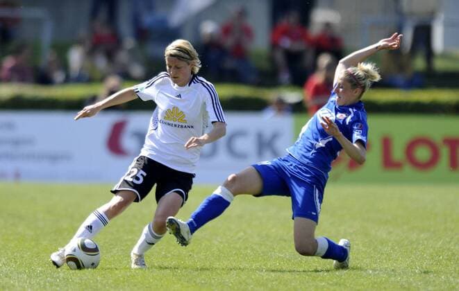 Saskia Bartusiak (li., Fra.) und Anja Mittag (re., Pot.), 1.FFC Frankfurt - 1. FFC Turbine Potsdam (blau) , Frauenfußball, Bundesliga, Saison 2009 2010, Frankfurt, 25.04.2010;