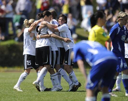 Frankfurter Jubel, 1.FFC Frankfurt - 1. FFC Turbine Potsdam (blau) , Frauenfußball, Bundesliga, Saison 2009 2010, Frankfurt, 25.04.2010; o0 Jubel Freude