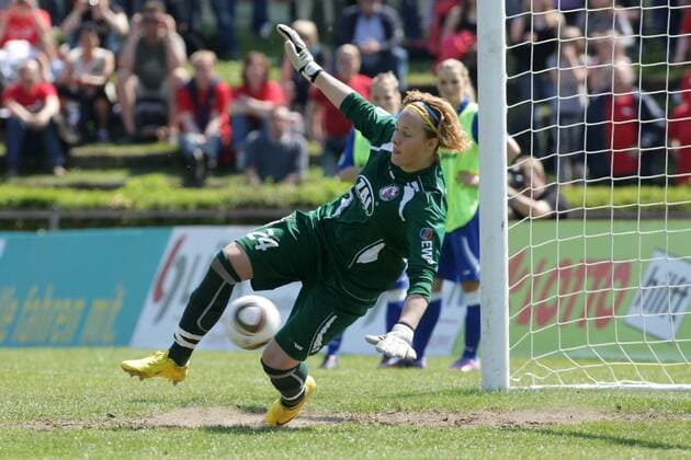 25.04.2010, Frauenfußball-Bundesliga, 20. Spieltag: 1. FFC Frankfurt - 1. FFC Turbine Potsdam (blau) . Torfrau Anna Felicitas Sarholz (Turbine Potsdam) fliegt beim Elfmeter zum 2:1-Endstand in die falsche Ecke. o0 Tor