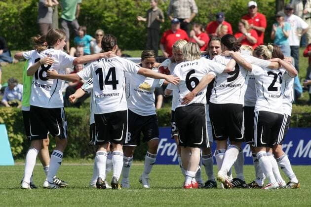 25.04.2010, Frauenfußball-Bundesliga, 20. Spieltag: 1. FFC Frankfurt - 1. FFC Turbine Potsdam (blau) . Jubel Frankfurt nach Spielschluss. o0 Jubel Freude