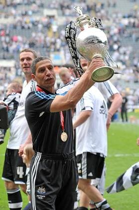 Fußball, Trainerhistorie Newcastle United von 1895 bis heute Football - Football League Championship - Newcastle United: Chris Hughton (Newcastle coach) and trophy at St James Park.  o0 Objekte Pokal Trophäe o0 Jubel Freude