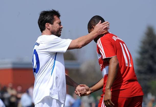Maccabi München - FC Bayern Muenchen Allstars 25.04.2010 Paulo Sergio (re., FCB) gegen Lothar Matthäus (li., Maccabi) 