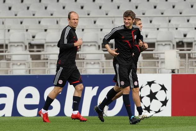 Training FC Bayern München - Arjen Robben (L) , Thomas Müller - Stade de Gerland - Lyon - 26-04-10 EddyLEMAISTRE - 