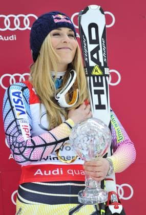Lindsey Vonn, USA mit Slalom Kristallkugel und Hand aufs Herz bei Hymne, Siegerehrung, FIS-Weltcupfinale, 2010, Garmisch-Partenkirchen, Bayern, Deutschland, Europa iblglf01491972 o0 Sieg, Sieger Siegerehrung Trophäe Pokal Kristallkugel Jubel Freude