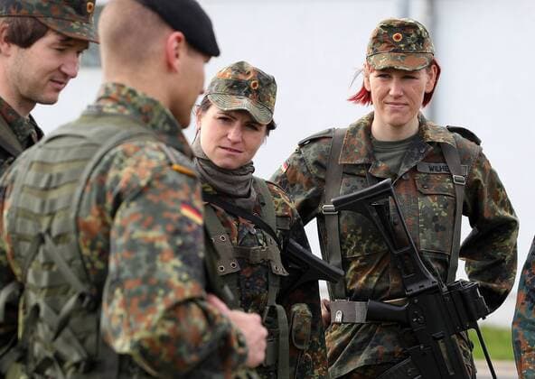 Gotha, 270410 , Gruene Woche der Oberhofer Sportsoldaten im Bild: Andrea Henkel l. und Kati Wilhelm GER o0 Tarnkleidung Tarnanzug Sportsoldat Bundeswehrsoldat Biathlon Damen
