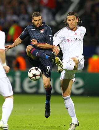 Daniel van Buyten (Bayern, R) im Zweikampf um den Ball gegen Lisandro LOPEZ (Lyon) Olympique Lyon - FC Bayern Muenchen - UEFA Champions League, Halbfinale , Rueckspiel, Lyon, 27.04.2010