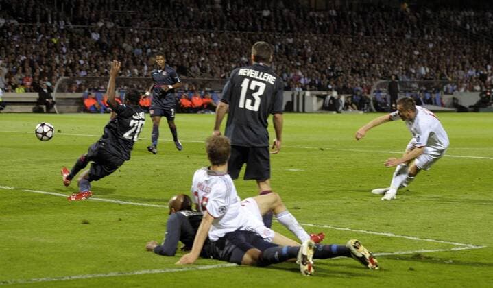 27.04.2010, Championsleague Halbfinale Rückspiel, Olympique Lyon - FC Bayern München, im Stade Gerland in Lyon (Frankreich), Torschuss Ivica Olic (re, Bayern München) zum 1:0.
