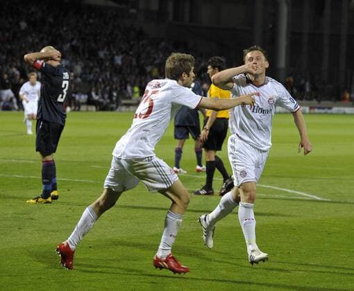 27.04.2010, Championsleague Halbfinale Rückspiel, Olympique Lyon - FC Bayern München, im Stade Gerland in Lyon (Frankreich), Torjubel Ivica Olic (re.) und Thomas Müller (Bayern) zum 1:0.