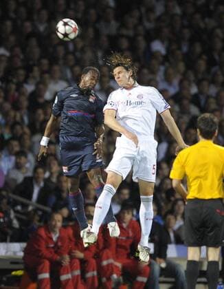 27.04.2010, Championsleague Halbfinale Rückspiel, Olympique Lyon - FC Bayern München, im Stade Gerland in Lyon (Frankreich), Jean II Makoun (li, Lyon) gegen Daniel van Buyten (Bayern München).