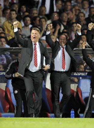 27.04.2010, Championsleague Halbfinale Rückspiel, Olympique Lyon - FC Bayern München, im Stade Gerland in Lyon (Frankreich), Torjubel Trainer Louis van Gaal (li) und Manager Christian Nerlinger (Bayern)
