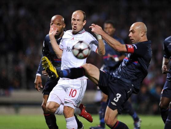 Champions League Halbfinale SAISON 2009 2010 Olympique lyon - FC Bayern Muenchen 27.04.2010 Arjen Robben (FCB, C) gegen Cris (re., Lyon) 