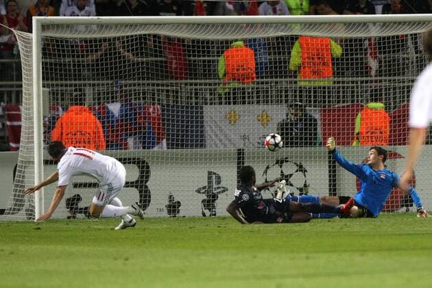 Ivica Olic (li., FC Bayern) setzt sich gegen Aly Cissokho (Mitte) und Torwart Hugo Lloris (beide Olympique Lyon) durch und besorgt das Tor zum 1:0 xBenoitLedoyenx 