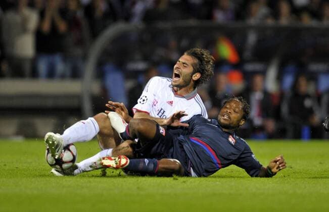 27.04.2010, Championsleague Halbfinale Rückspiel, Olympique Lyon - FC Bayern München, im Stade Gerland in Lyon , Hamit Altintop (oben, FC Bayern München) gegen Jean II Makoun (Lyon).