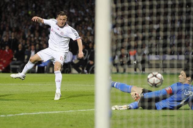 Ivica OLIC l. (FCB) schiesst das Tor zum 0:2, gegen Torwart Hugo LLORIS (Lyon), - Champions League Halbfinale Rueckspiel - Olympique Lyon (blau) vs. FC Bayern München (weiß) am 27.04.2010 in Lyon