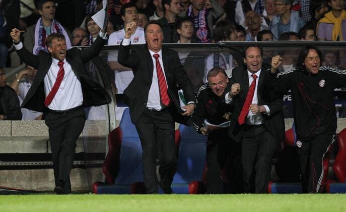 Torjubel Bayern, v.li.: Co Trainer Andries Jonker, Trainer Louis Van Gaal, Co Trainer Hermann Gerland, Manager Christian Nerlinger und Mannschaftsarzt Dr. Hans Wilhelm Müller Wohlfahrt (Bayern) jubel nach Tor zum 0:2 - Olympique Lyon - FC Bayern Muenchen - UEFA Champions League, Halbfinale , Rueckspiel, Lyon, 27.04.2010