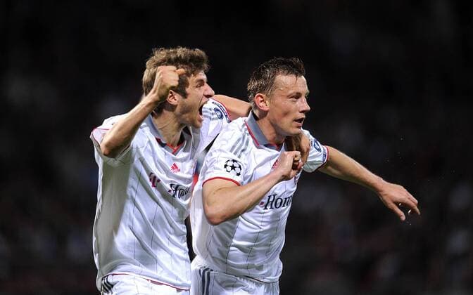 Champions League Halbfinale Rueckspiel - Olympique Lyon (blau) vs. FC Bayern München (weiß) am 27.04.2010 in Lyon 27.04.2010 - Ivica Olic (R) und Thomas Müller (Bayern) 