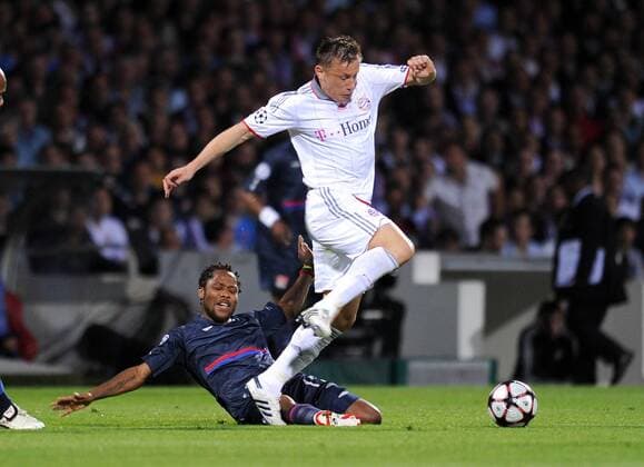 Champions League Halbfinale Rueckspiel - Olympique Lyon (blau) vs. FC Bayern München (weiß) am 27.04.2010 in Lyon 27.04.2010 Ivica Olic (re., FCB) gegen Jean Il Makoun (li., Lyon) 