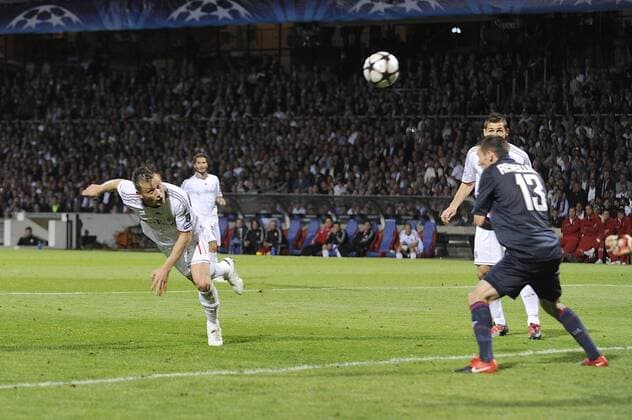 Ivica OLIC l. (FCB) koepft das Tor zum 0:3, Kopfball, - Champions League Halbfinale Rueckspiel - Olympique Lyon (blau) vs. FC Bayern München (weiß) am 27.04.2010 in Lyon