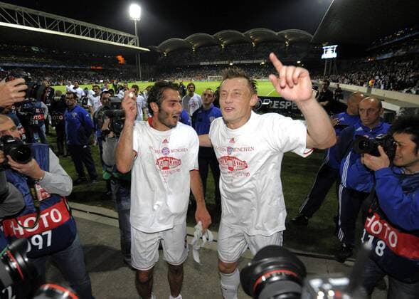27.04.2010, Championsleague Halbfinale Rückspiel, Olympique Lyon - FC Bayern München, im Stade Gerland in Lyon , Schlussjubel der Bayern ., li: Hamit Altintop (München) und Ivica Olic (re, Bayern München)..