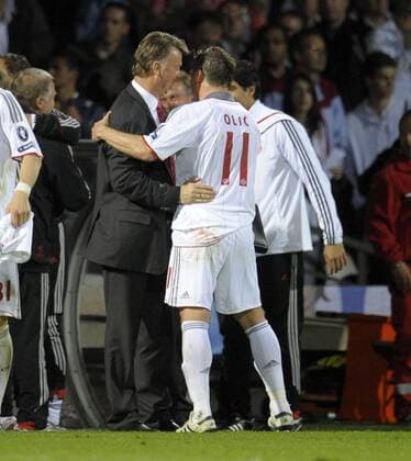 27.04.2010, Championsleague Halbfinale Rückspiel, Olympique Lyon - FC Bayern München, im Stade Gerland in Lyon , Schlussjubel der Bayern ., Re: Ivica Olic (re, Bayern München) mit Trainer Louis van Gaal (München)...