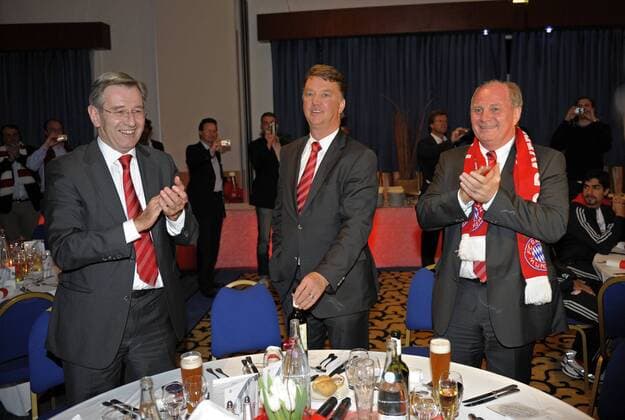 27.04.2010, Championsleague Halbfinale Rückspiel, FC Bayern München, Bankett nach dem Spiel im Novotel Lyon: Präsident Uli HOENESS (re, Bayern München) lacht mit Trainer Louis van Gaal (mitte, München). Der bekommt von Geschäftsführer Karl Hopfner (li, Bayern München) seinen Lieblingswein, einen spanischen Rioja auf den Tisch.
