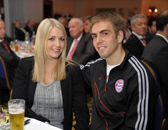 27.04.2010, Championsleague Halbfinale Rückspiel, FC Bayern München, Bankett nach dem Spiel im Novotel Lyon: Philipp Lahm (re, FC Bayern München) mit seiner Freundin und Verlobten Claudia.