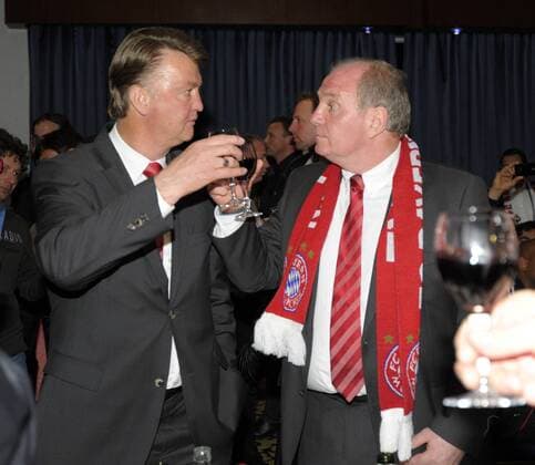 28.04.2010, Bankett der Bayern nach dem Spiel gegen Lyon im Hotel Novotel, Trainer Louis van Gaal (München, L) und Präsident Uli Hoeneß (München) schauen sich genau in die Augen und prosten sich zu