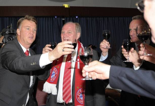28.04.2010, Bankett der Bayern nach dem Spiel gegen Lyon im Hotel Novotel, Die Bayernverantwortlichen prosten sich mit Rotwein zu. v.l. Trainer Louis van Gaal , Präsident Uli Hoeneß und Vorstandsvorsitzender Karl-Heinz Rummenigge (alle, München).