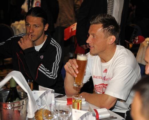 27.04.2010, Championsleague Halbfinale Rückspiel, FC Bayern München, Bankett nach dem Spiel im Novotel Lyon: Ivica Olic (R) trinkt neben Martin Demichelis (beide Bayern) Weizenbier.