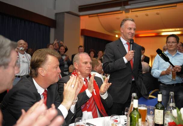 27.04.2010, Championsleague Halbfinale Rückspiel, FC Bayern München, Bankett nach dem Spiel im Novotel Lyon: Vorstandsvorsitzender Karl-Heinz Rummenigge (München, 2.R) hält die Ansprache, v.li: Trainer Louis van Gaal (München), Präsident Uli HOENESS (Bayern München)