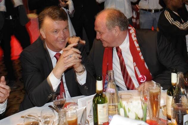 Präsident Uli HOENESS (re.) mit Trainer Louis van GAAL (beide Bayern München). International Champions League Rückspiel 2009 2010 Lyon, Olympique Lyonnais (OL) - FC Bayern München, o0 Jubel, Freude, Funktionär