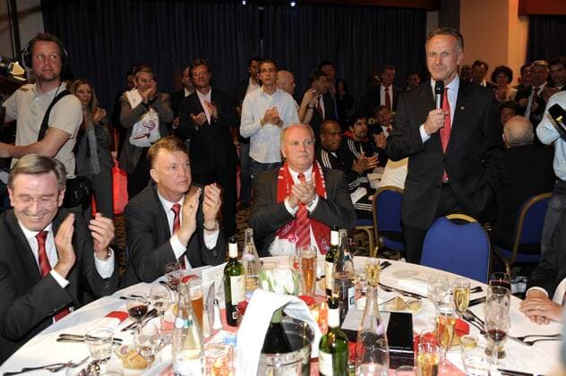 Vorstandsvorsitzender Karl Heinz RUMMENIGGE (re.) hält seine obligatorische Rede, daneben Präsident Uli HOENESS (2.v.re.), Trainer Louis van GAAL (3.v.re.) und Geschäftsführer Karl HOPFNER (alle FC Bayern München). International Champions League Rückspiel 2009 2010 Lyon, Olympique Lyonnais (OL) - FC Bayern München, o0 Funktionär