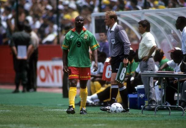Roger Milla (Kamerun) vor seiner Einwechslung Fußball WM Herren WM 1994, Länderspiel, Nationalteam, Nationaltrikot Einzelbild San Francisco Spannung,