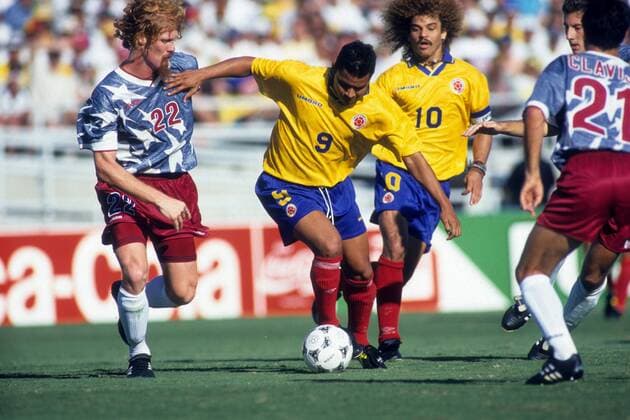 Alexi Lalas (USA, li.) gegen Ivan Valenciano (Kolumbien) Fußball WM Herren WM 1994, Länderspiel, Nationalteam, Nationaltrikot, USA - Kolumbien 2:1 Gruppe Los Angeles, LA, L.A. Dynamik, Kampf,