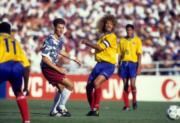 Michael Sorber (USA, li.) gegen Carlos Valderrama (Kolumbien) Fußball WM Herren WM 1994, Länderspiel, Nationalteam, Nationaltrikot, USA - Kolumbien 2:1 Gruppe Los Angeles, LA, L.A.
