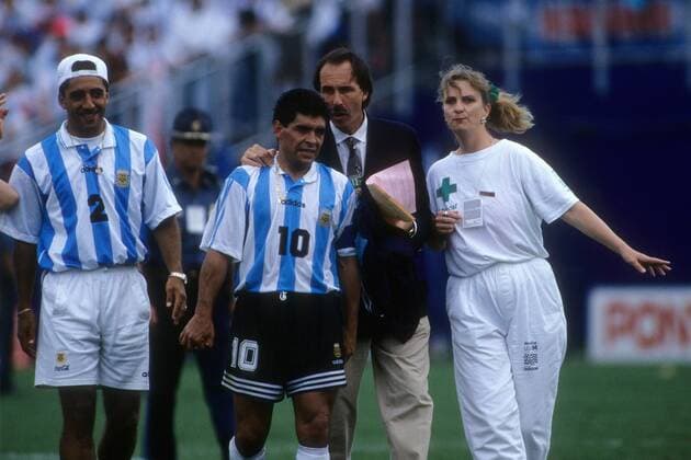 Diego Armando Maradona (Argentinien, 2. v. li.) muss zur Dopingkontrolle. Während der WM 1994 wurde er positiv auf Kokain getestet. Fußball WM Herren WM 1994, Länderspiel, Nationalteam, Nationaltrikot o00 Doping Droge Drogen Abgang pessimistisch Koks Gruppe Boston
