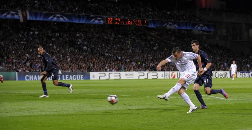 27.04.2010, Championsleague Halbfinale Rückspiel, Olympique Lyon - FC Bayern München, im Stade Gerland in Lyon (Frankreich), Tor zum 0:2: Maxime Gonalons (Lyon) kommt Ivica Olic (München, vorn) nicht mehr hinterher. Er trifft hier zum 0:2.