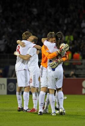 27.04.2010, Championsleague Halbfinale Rückspiel, Olympique Lyon - FC Bayern München, im Stade Gerland in Lyon (Frankreich), Die Bayernspieler liegen sich nach dem Schlusspfiff in den Armen. v.l. Holger Badstuber , Arjen Robben , Torwart Hans Jörg Butt und Martin Demichelis(alle, München). o0 Freude Jubel
