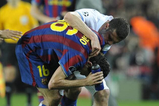 FC Barcelona (blau) - Inter Mailand (weiß), Barca, Thiago Motta (re.) und Sergio Busquets  o0 Handgemenge Spannung Rangelei Streit rote Karte