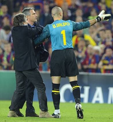 FC Barcelona (blau) - Inter Mailand (weiß), Barca, Coach Jose Mourinho (Inter, Mitte) feiert frenetisch den Finaleinzug. Der unterlegende Torwart Victor Valdes (Barca) zeigt sich als schlechter Verlierer und geht ihn an, Sportdirektor Gabriele Oriali (Inter) versucht zu schlichten  o0 Streit Auseinandersetzung Meinungsverschiedenheit Spannung