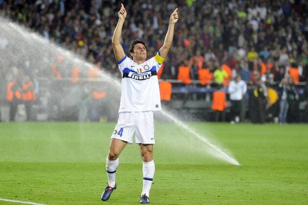 FC Barcelona (blau) - Inter Mailand (weiß), Barca, Schlussjubel Javier Zanetti. Er lässt sich auch nicht durch die Rasensprenger irritieren die durch den Platzwart des FC Barcelona inmitten der Jubelarie von Inter aktiviert wurden - Barca zeigt sich als schlechter Verlierer -  o0 Jubel, Freude o0 Kurios